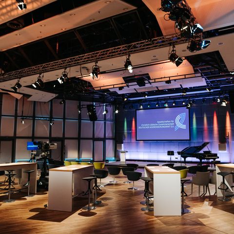 Der Kongressaal der OsnabrückHalle ausgestattet für eine Medienproduktion