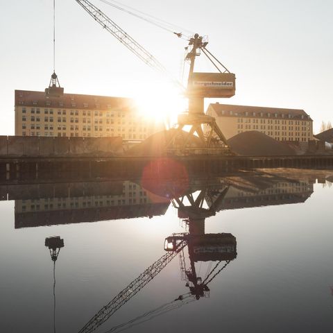 Sonnenuntergang hinter der Event-Location Dock49 am Hafen