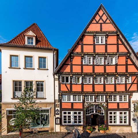 Die historische Fachwerkfassade des Romantik Hotel Walhalla erstrahlt im Sonnenschein.