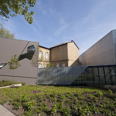 Das Felix-Nussbaum-Haus im markanten Design von Daniel Libeskind - geprägt von spitzen Winkeln, kühlen Materialien und und Kanten