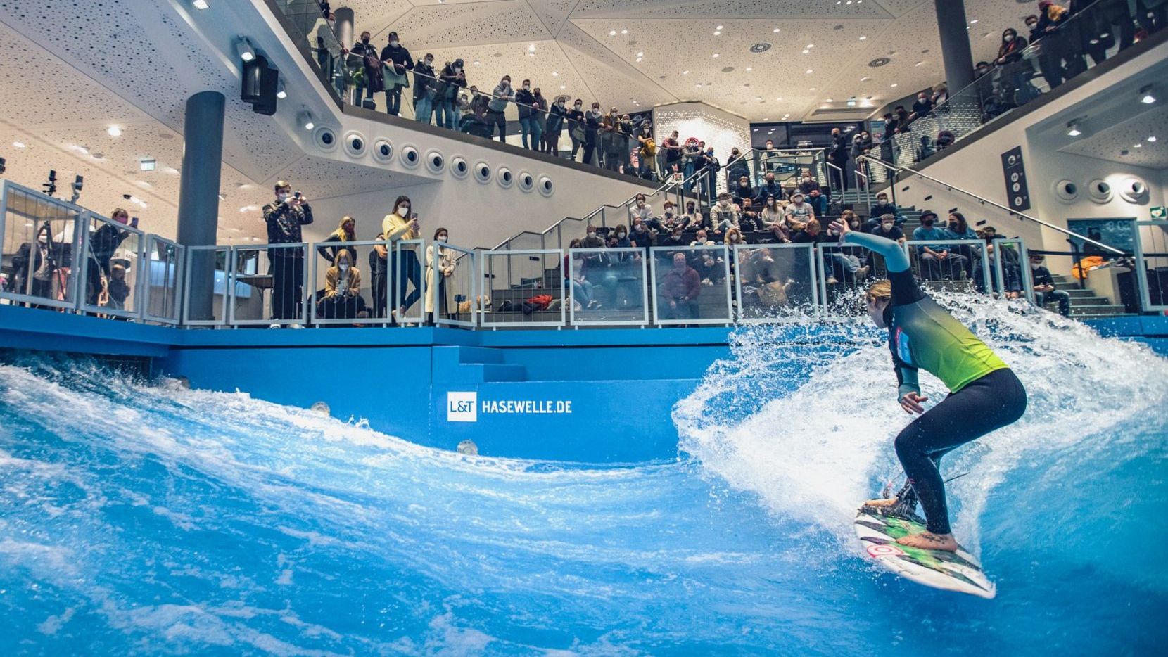 Surfer auf der L&T Hasewelle vor begeistertem Publikum