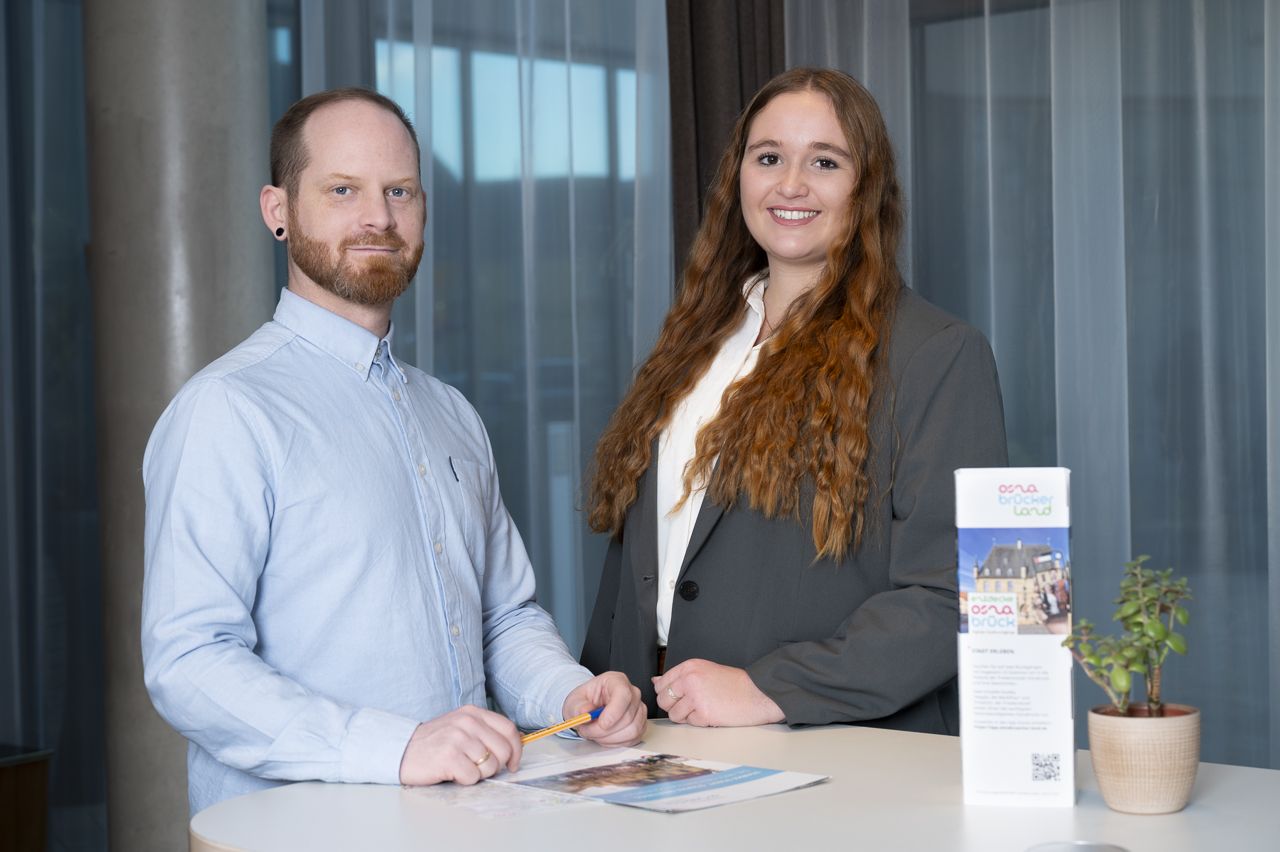 Das Team des Tagungsservice Osnabrück: Malte Findeklee (links) und Isabel van der Burg (rechts)