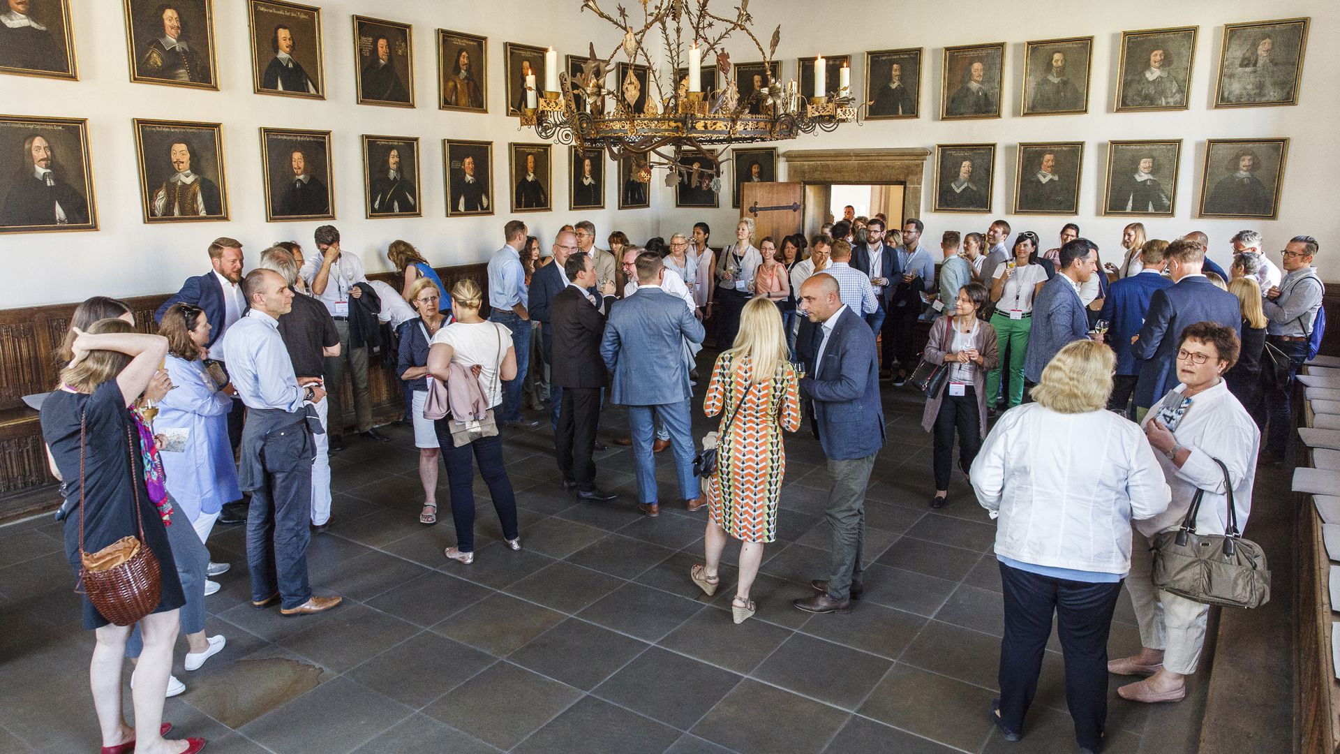 Empfang im Rahmen einer Tagung im Osnabrücker Rathaus. Der Raum wird von den Portraits der Gesandten des Friedenskongresses gerahmt