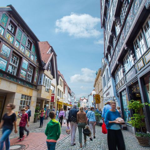 Menschen bummeln entlang der Fachwerkfassaden in der Osnabrücker Altstadt