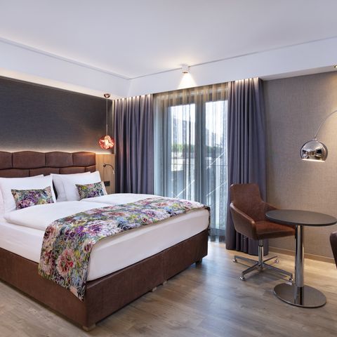 Die Zimmer im Holiday Inn Osnabrück sind modern und stylisch mit viel Holz, Erdtönen und bunten Akzenten