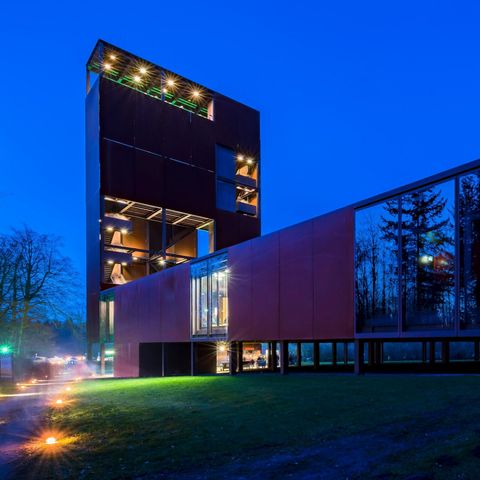 Der Museumsbau des Tagungszentrums Kalkriese am Abend.