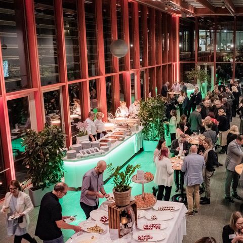 Stimmungsvolle Abendveranstaltung im Foyer des Zentrum für Umweltkommunikation der Deutschen Bundesstiftung Umwelt