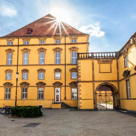 Das historische Schloss Osnabrück im Sonnenlicht, ein architektonisches Juwel und kulturelles Highlight der Region.